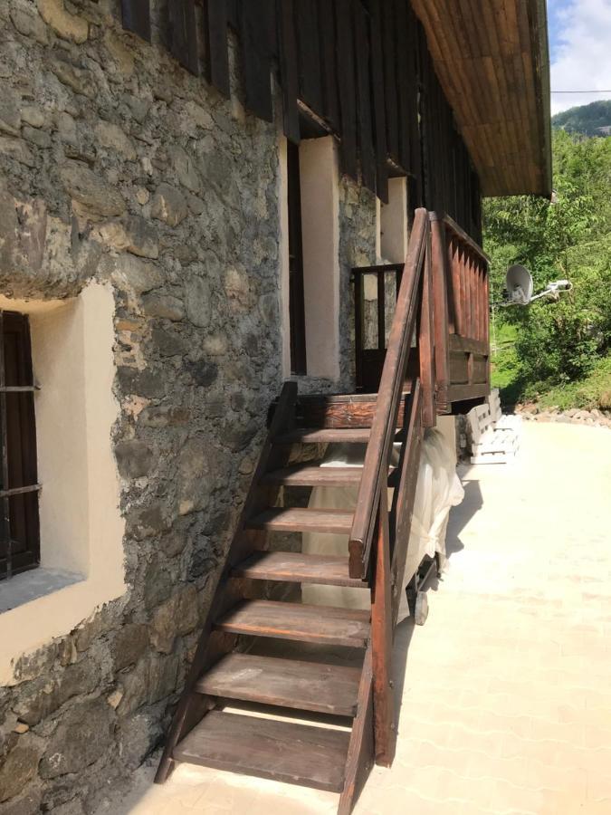 Au Sommet Des Narcisses Bed & Breakfast Albiez-Montrond Exterior photo